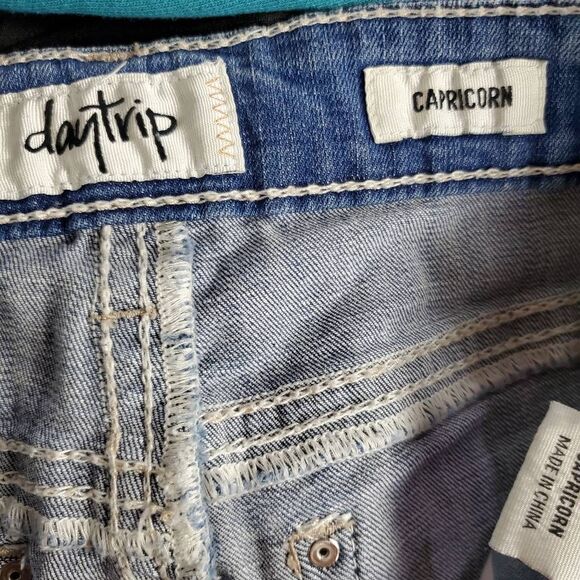 Daytrip Capricorn Distressed Cutoff Jean Shorts Women’s Size 30 Frayed Hem - Picture 4 of 7
